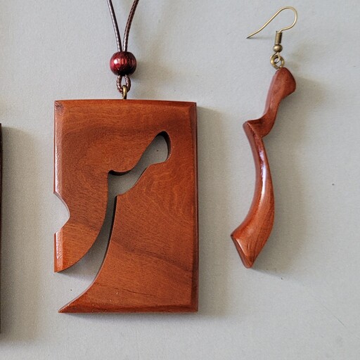 گردنبند من همراه لنگه گوشواره با قابلیت تبدیل به گردنبند باچوب عناب  چوبی دستساز چوبی گالری  