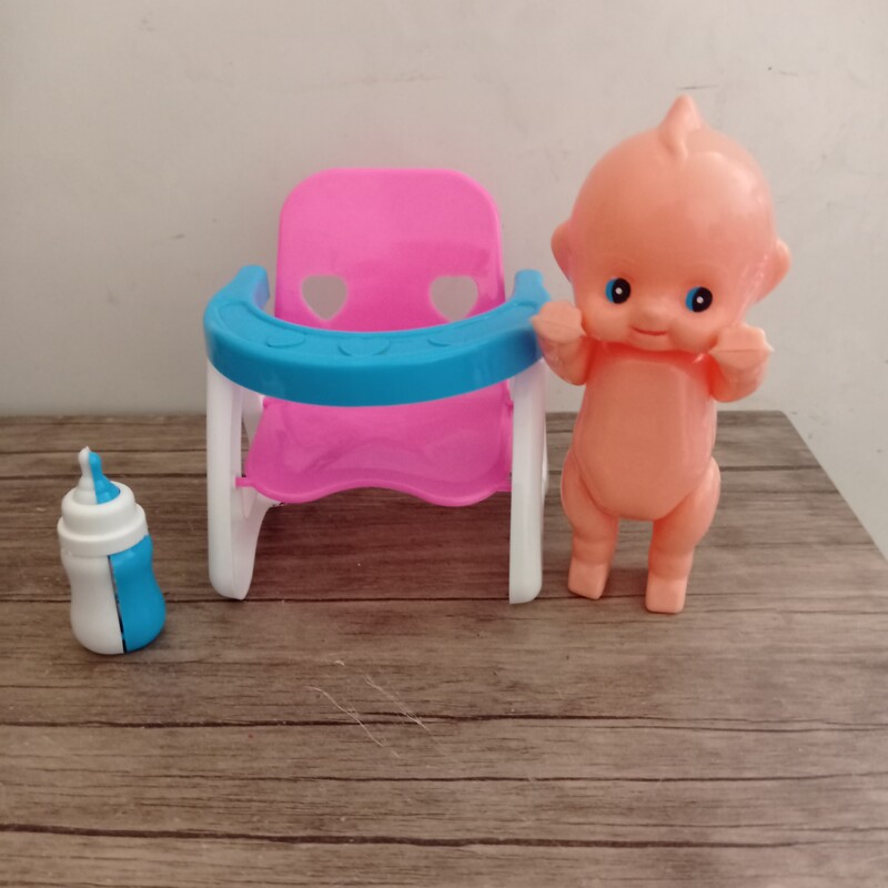 عروسک با صندلی شیشه شیر کوچک