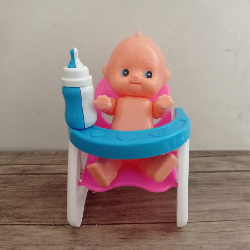 عروسک با صندلی شیشه شیر کوچک