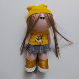 عروسک روسی طرح اسپرت دخترانه که وزن آن 80 گرم و طول آن 20 سانتی متر  هست . 
