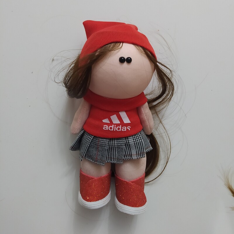 عروسک روسی طرح اسپرت دخترانه قرمز رنگ و طول 20 سانتی متر و وزن 80 گرم 