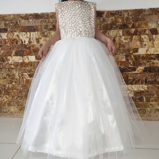 لباس عروس دخترانه مجلسی با متریال درجه یک از بهترین نوع دانتل جدید و ساتن امریکایی باقابلیت دوخت سفارشی و تغییر اندک. 