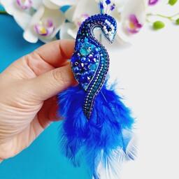 گلسینه جواهردوزی طاووس آبی با پر  آبی رنگ مدل b01 گل مریم