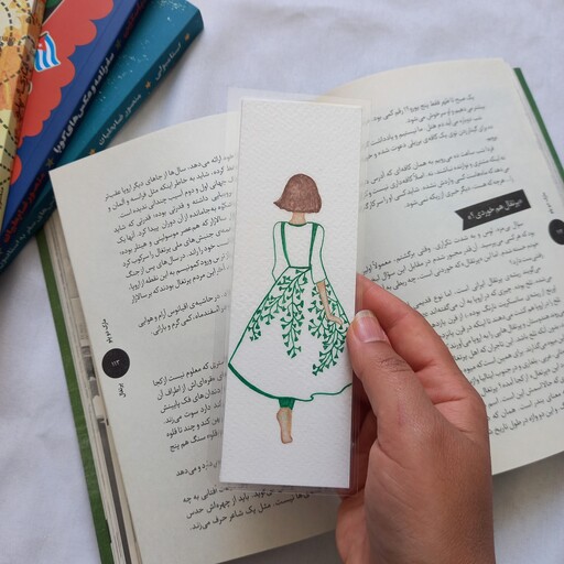 بوک مارک یا نشانگر کتاب مقوایی طرح دختر با لباس سبز  نقاشی شده با دست و آبرنگ 