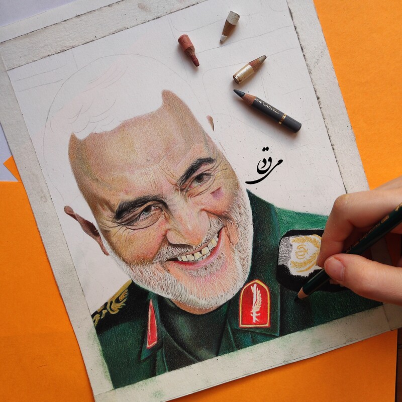 نقاشی چهره شهدا سردار قاسم سلیمانی تکنیک مدادرنگی سایز A4 همراه بک گراند