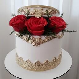 کیک جعبه ی گل رز خامه ای با تزیینات فوندانت و گل طبیعی مناسب تولد و سالگرد ازدواج
