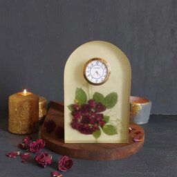 ساعت رومیزی تمام رزین با گل طبیعی رز مینیاتوری با ابعاد 13 در21