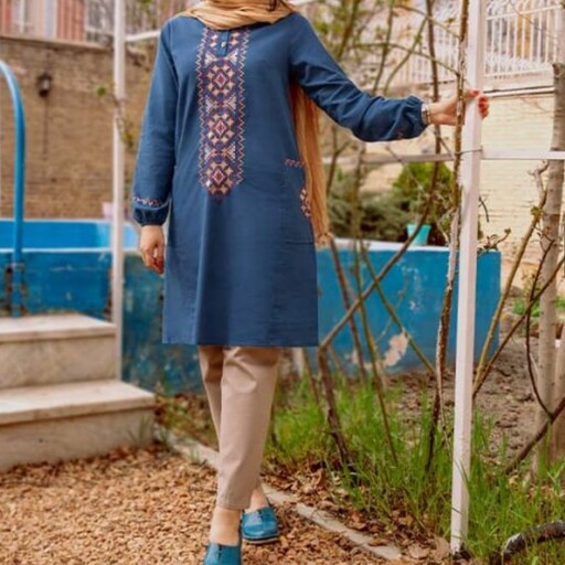 مانتو نخی گلدوزی طرح سنتی الیاف طبیعی جلو بسته رنگ آبی مدل خاتون