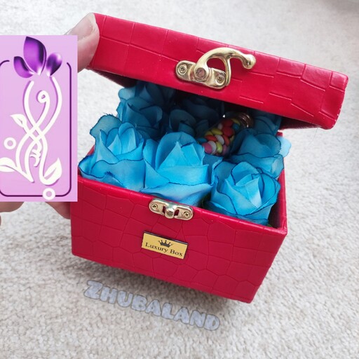 باکس گل رز  آبی مصنوعی با جعبه صندوقی قفلدار  چوبی و روکش چرمی قرمز  همراه با بطری اسمارتیز  . کادو تولد هدیه عیدی