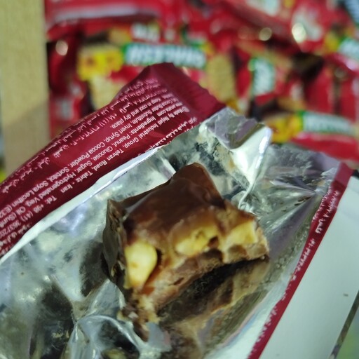 شکلات چالش آناتا با مغز بادام زمینی(نیم کیلو)