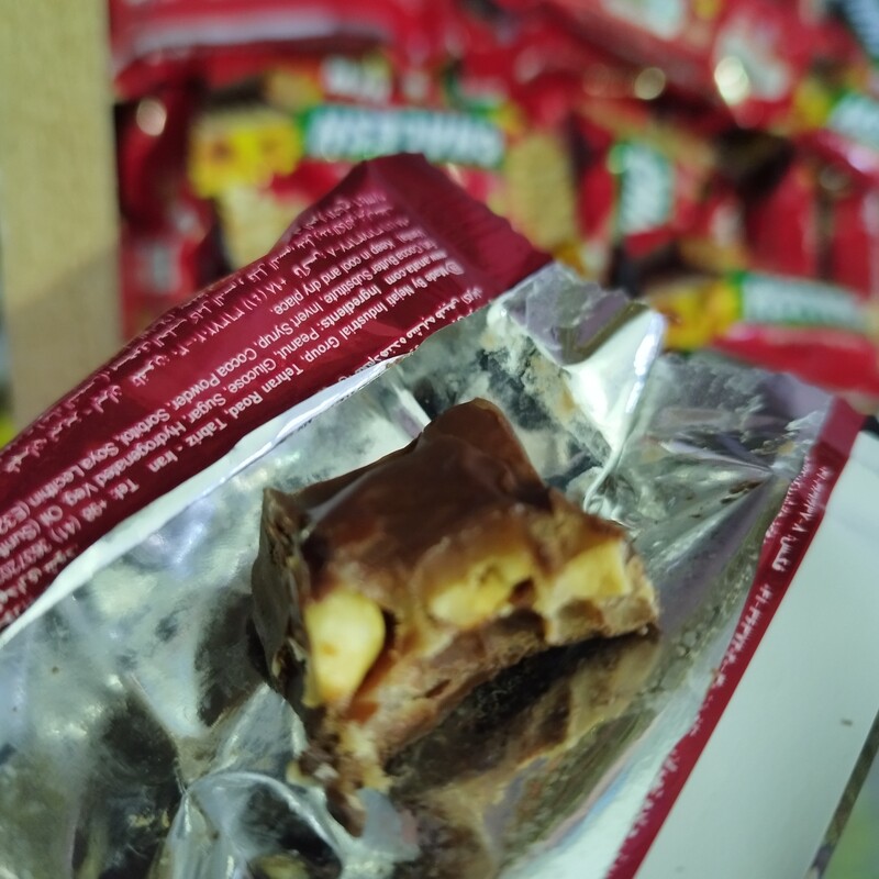 شکلات چالش آناتا با مغز بادام زمینی(یک کیلو)
