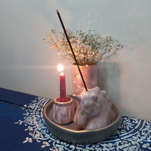 ست رومیزی جاشمعی جاعودی گلدان و سینی قطر 20سانتیمتر طراحی شده با رنگ اکرلیک و قابل شستشو
