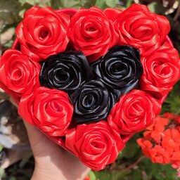 باکس گل قلب با گل رز روبانی قرمز و سیاه