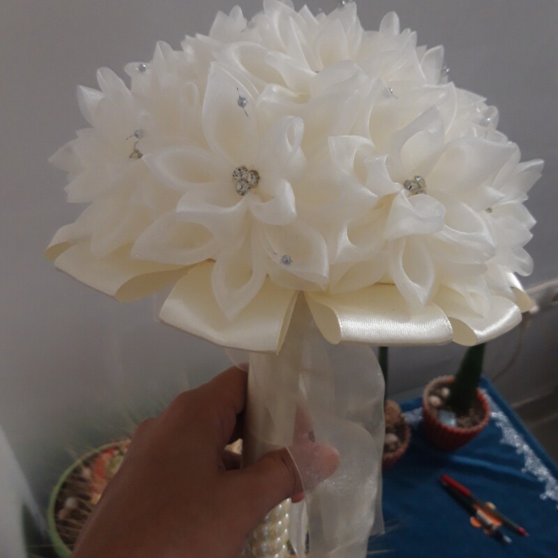 دسته گل عروس مصنوعی،جنس پارچه حریر،رنگ نباتی،سایز متوسط