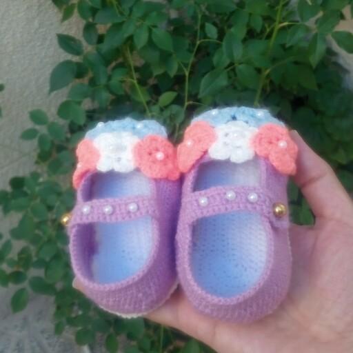 کفش نوزادی دخترانه دست  بافت ارسال رایگان  گل داریاسی مناسب نوزاد یک  سال  