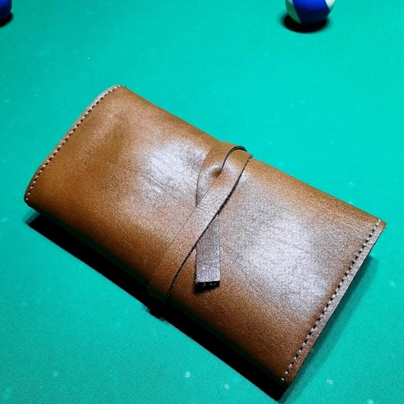 کیف پیپ چرم طبیعی دست دوز دارای جای مشخص برای هر قطعه از وسایل مورد نیاز پیپ