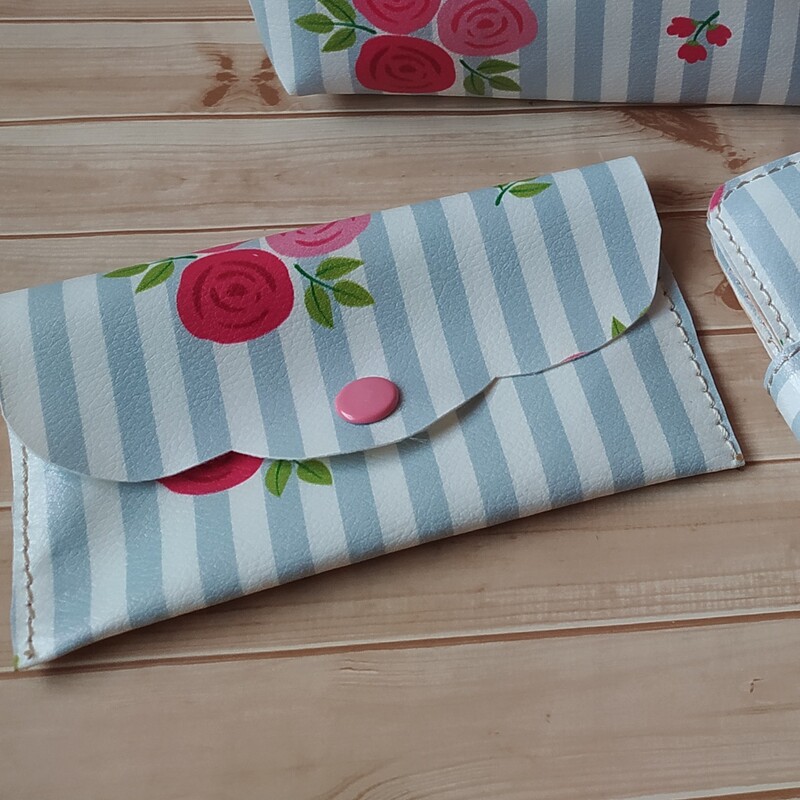 ست جاکارتی  کیف لوازم آرایش کیف پد بهداشتی و  دستمال کاغذی  طرح  گل و راه