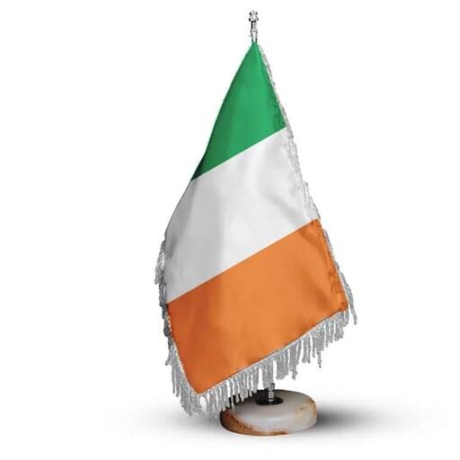 پرچم رومیزی کشور ایرلند ریشه زرد با پایه سنگی افراتوس