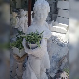 مجسمه  بزرگ سنگی  از معدن چینی قروه ( دختر گلدان به دست )