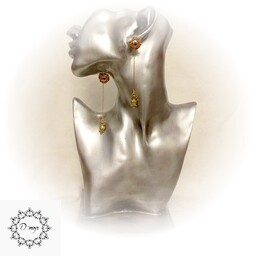 گوشواره آویزی میخی باآویز جغد طلایی و مروارید لپه ای با نخ ابریشم ظریف گیپوربافی 