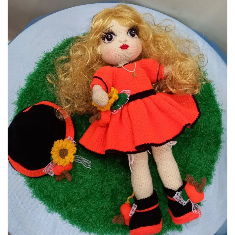 عروسک بافتنی دختر پاییز   بافته شده با کاموای ایرانی تمام بدن مفتول گذاری شده و قابلیت فرم دهی دست و پاها 