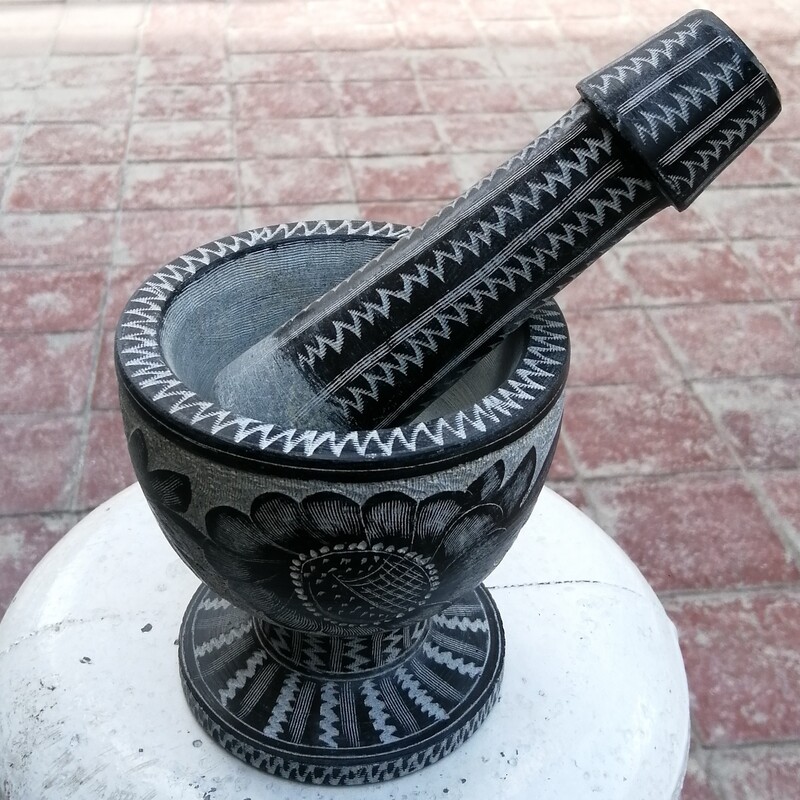 هاون پایه دار سنگی بزرگ قلم  کاری شده سوغات اصیل مشهد مقدس 