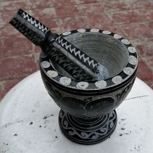 هاون سنگی پایه دار بزرگ قلم  کاری شده سوغات اصیل مشهد مقدس  