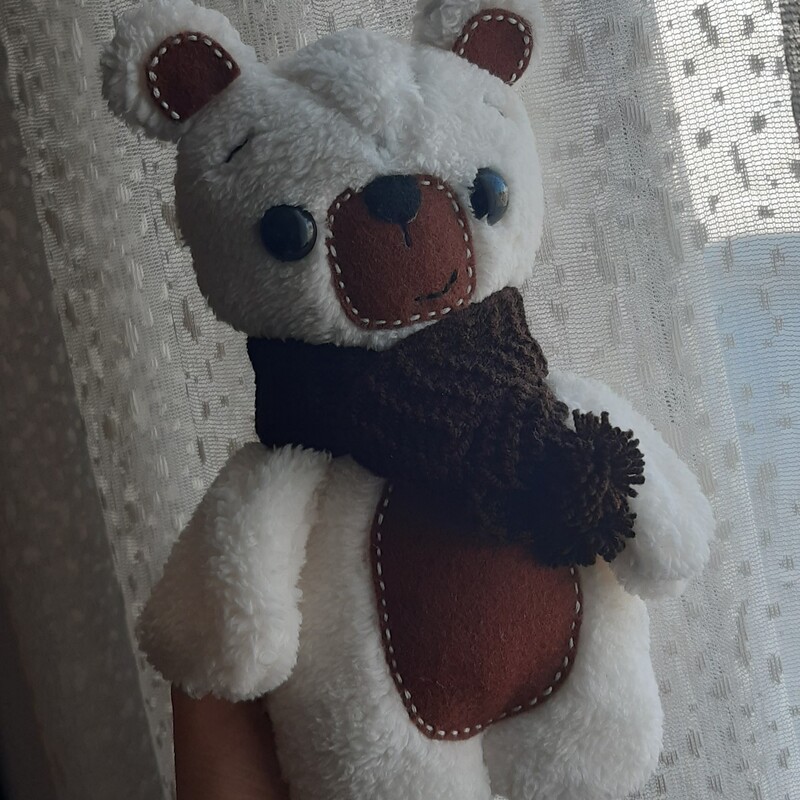 عروسک طراحی شده و دست دوز پولیشی خرس رنگ سفید موجودی 1 عدد قد 21 سانت کد 131