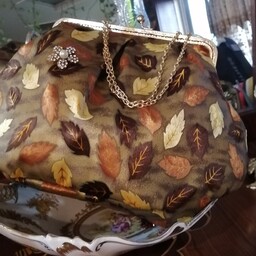 کیف زنانه جادار با دهانه فلزی