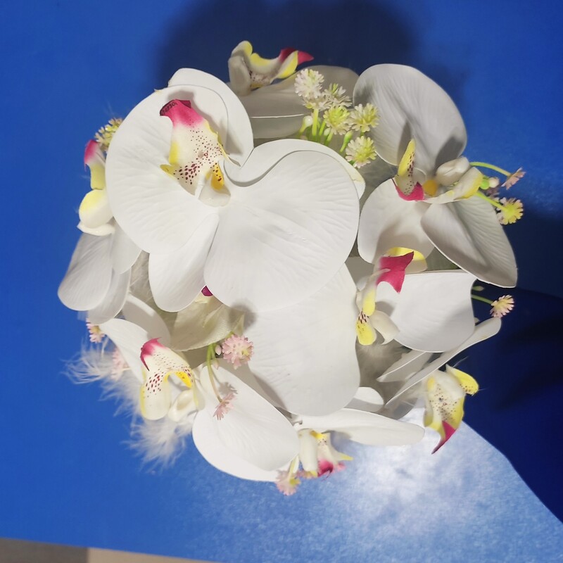 دسته گل ارکیده  سفید برای عروس های خاص پسند