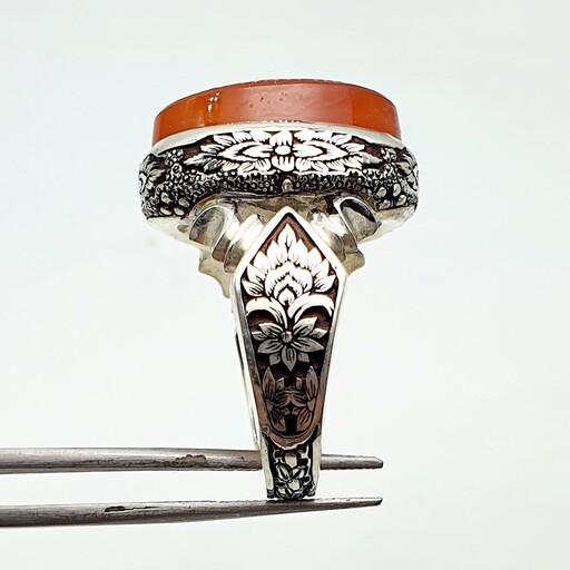 انگشتر نقره دست ساز مدل صفوی قلم زنی با سنگ عقیق سرخ یمانی خطی