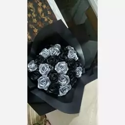 دسته گل رز روبانی مشکی و نقره ای