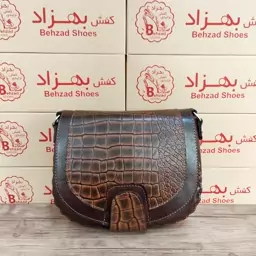 کیف دوشی تمام چرم طبیعی گاوی درجه یک زنانه دخترانه رنگ قهوه ای دوخت ترکیب دست دوز و ماشینی بند قابل تنظیم کیفیت عالی 