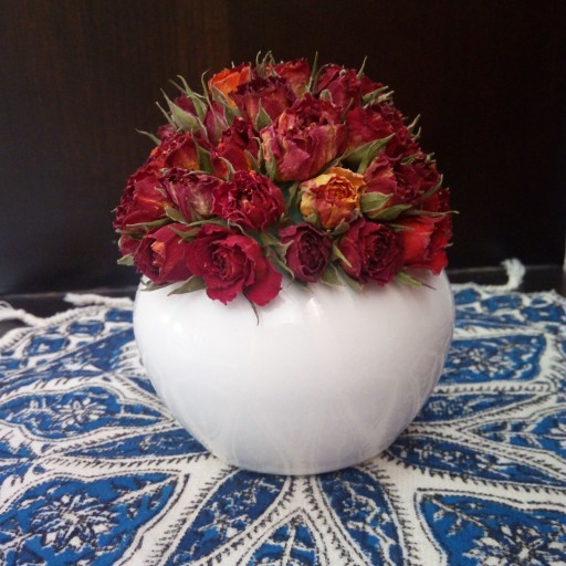 گلدان باگلهای طبیعی غنچه رز قرمز (گل خشک)
