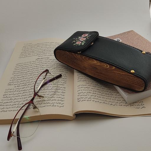 کیف عینک چرم طبیعی دست دوز نقاشی شده با طبله چوبی 