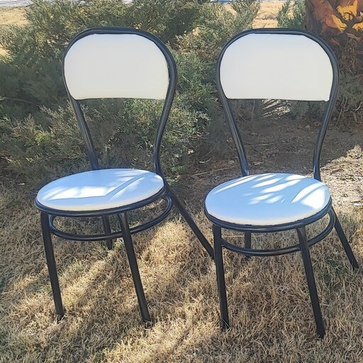 صندلی فلزی با روکش چرم سفید (ارسال به صورت پس کرایه در مقصد)