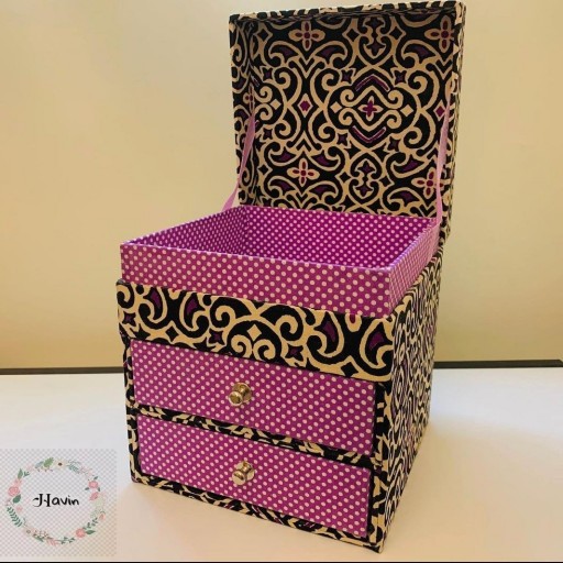 جعبه تحریری
جعبه دو کشو
ساخته شده از تخته سه لا
مقاوم و زیبا برای روی میز تحریر و آرایش