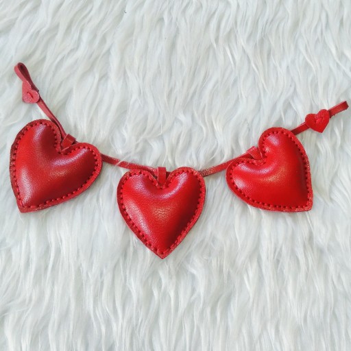 آویز چرمی 
سه قلب چرمی
اندازه هر قلب 7سانتیمتر 
تعداد و اندازه قلب ها طبق سلیقه شما قابل تغییر است