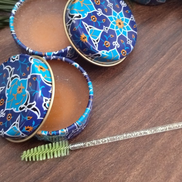 صابون  ابرو گیاهی حاوی روغن های مفید  به همراه دو فرچه ابرو