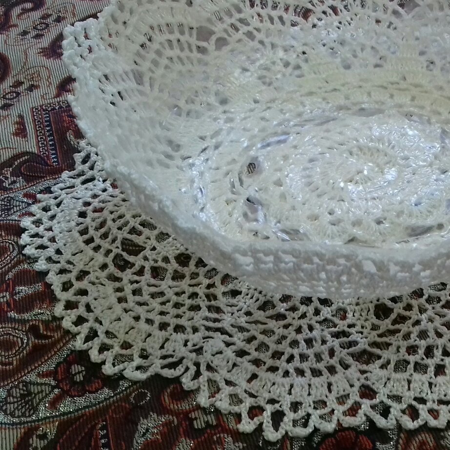 شکلات خوری قلاب بافی شده؛رنگ سفید به قطر 24 سانت و وزن50 گرم به سفارش مشتری ست میوه خوری هم آماده میکنیم