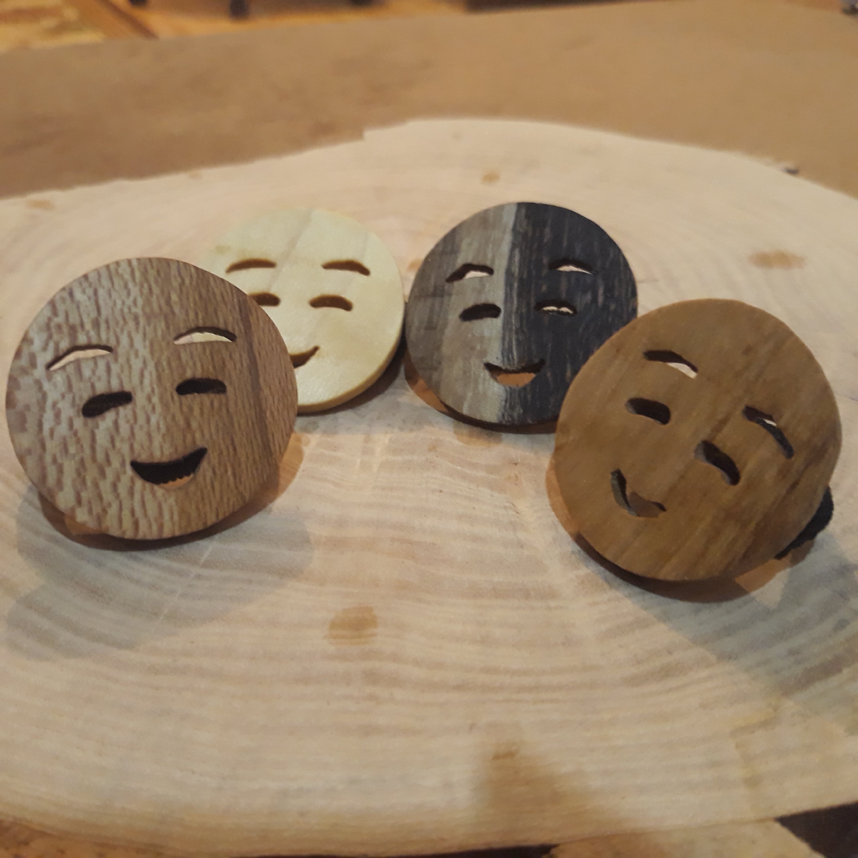 کش مو چوبی دستساز طرح ایموجی