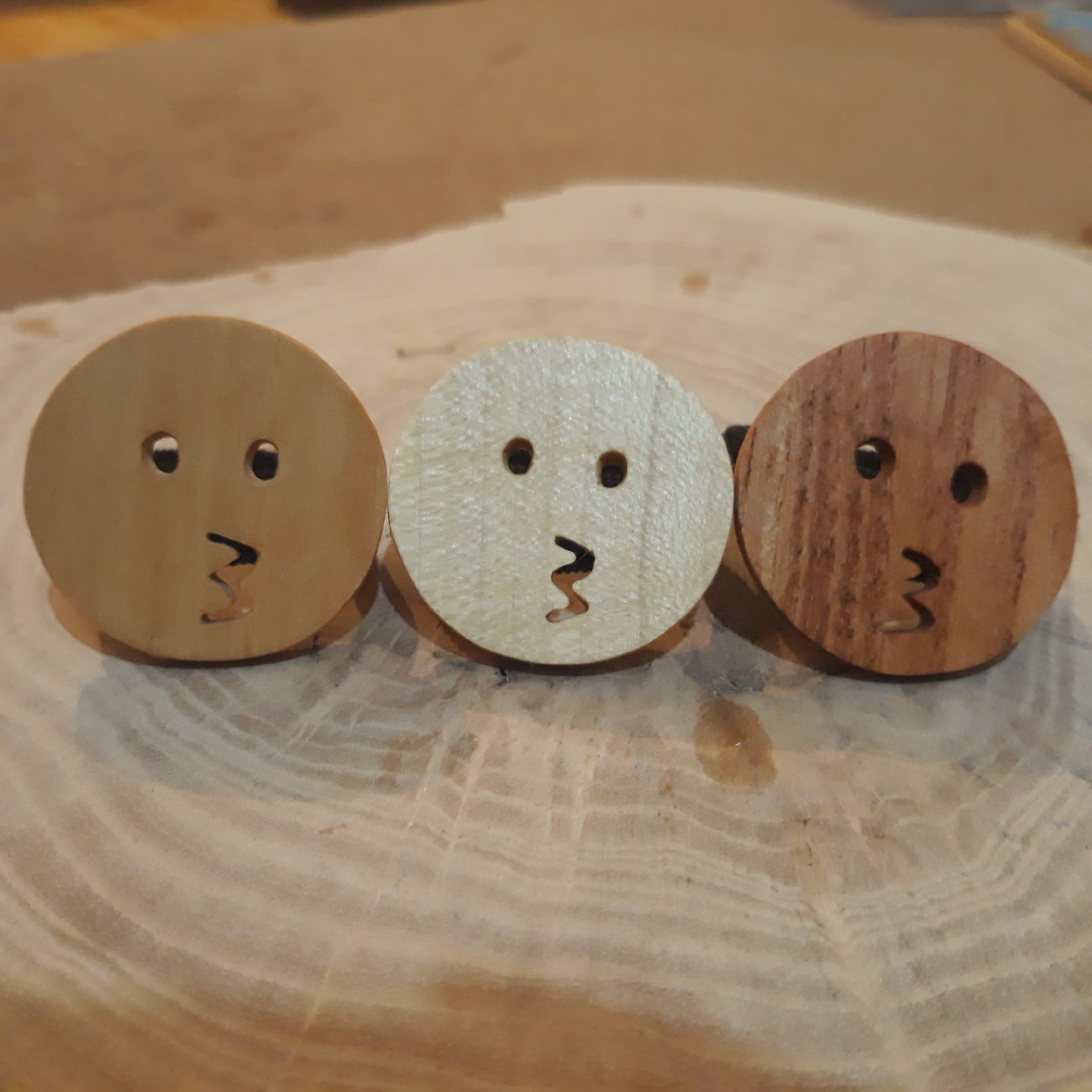 کش مو چوبی دستساز طرح ایموجی