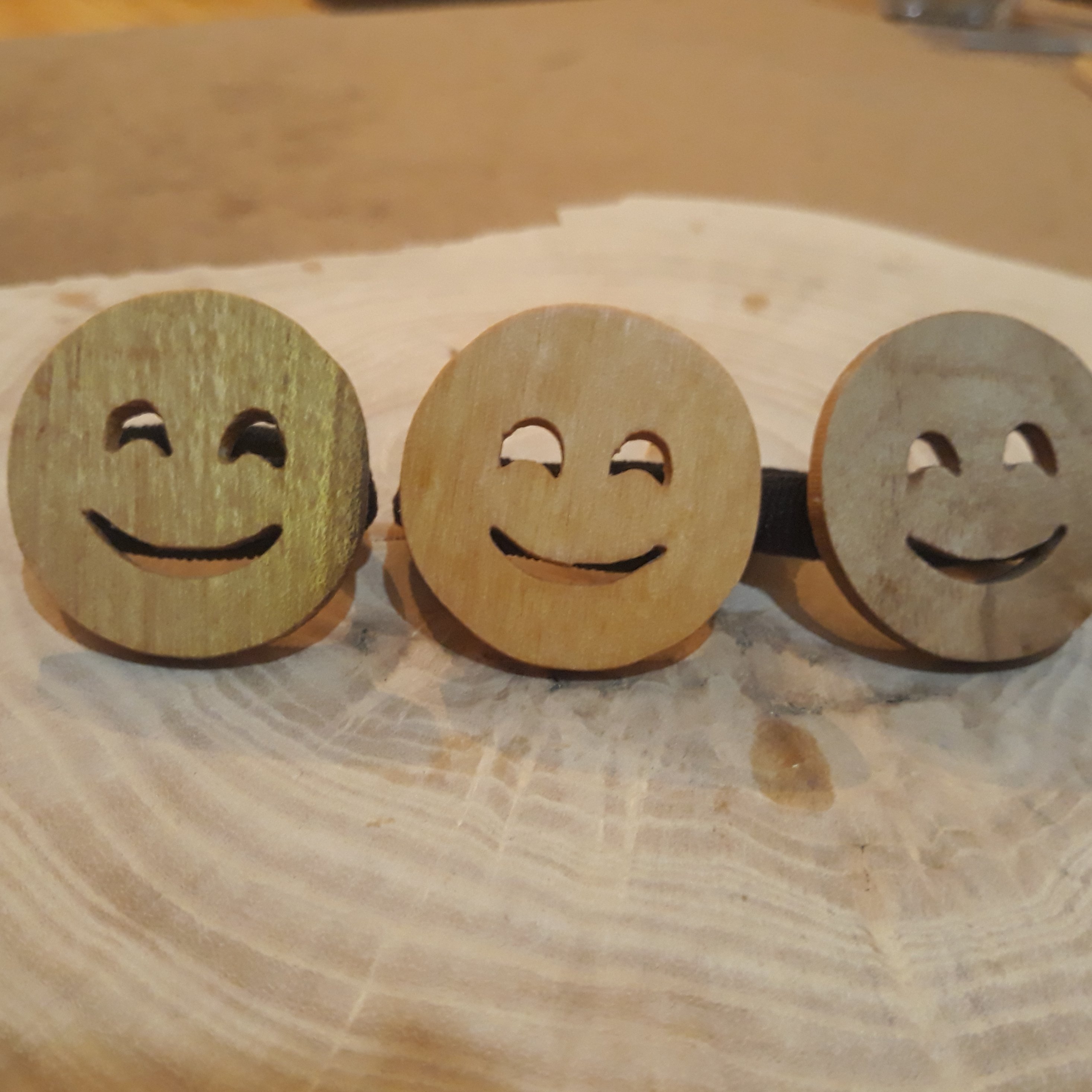 کش مو چوبی دستساز طرح ایموجی