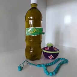 روغن کرفس نیم لیتری تهیه شده به صورت بنماری  از خود گیاه فاقد هرگونه رنگ و اسانس