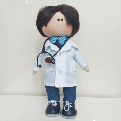 عروسک روسی سرچرخشی مدل پزشک با لباس قابل تعویض و گوشی پزشکی و کراوات و کمربند مناسب هدیه روز پزشک