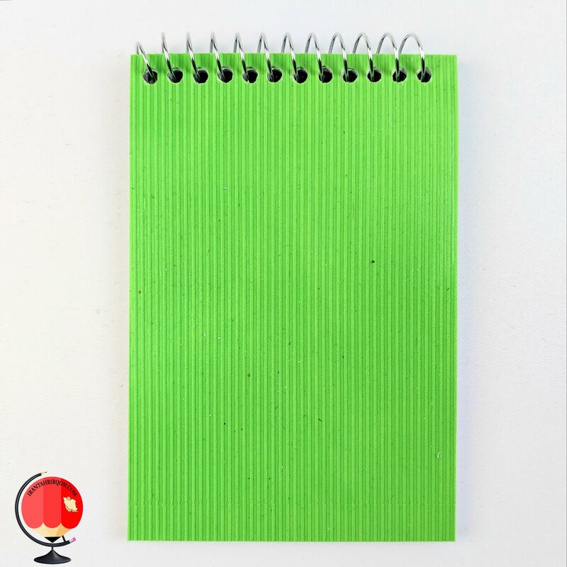 دفترچه یادداشت 50 برگ توان سیمی جلد طلقی کوچک سبز کم رنگ
