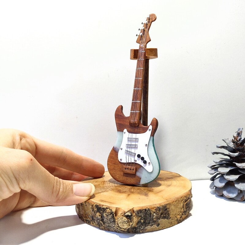 گیتار الکتریکی مینیاتوری کوچک چوبی با پایه  