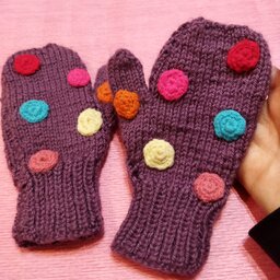 دستکش زمستانی دستبافت بچگانه توپ توپی دخترانه و پسرانه رنگ بنفش مناسب 2تا 4 سال