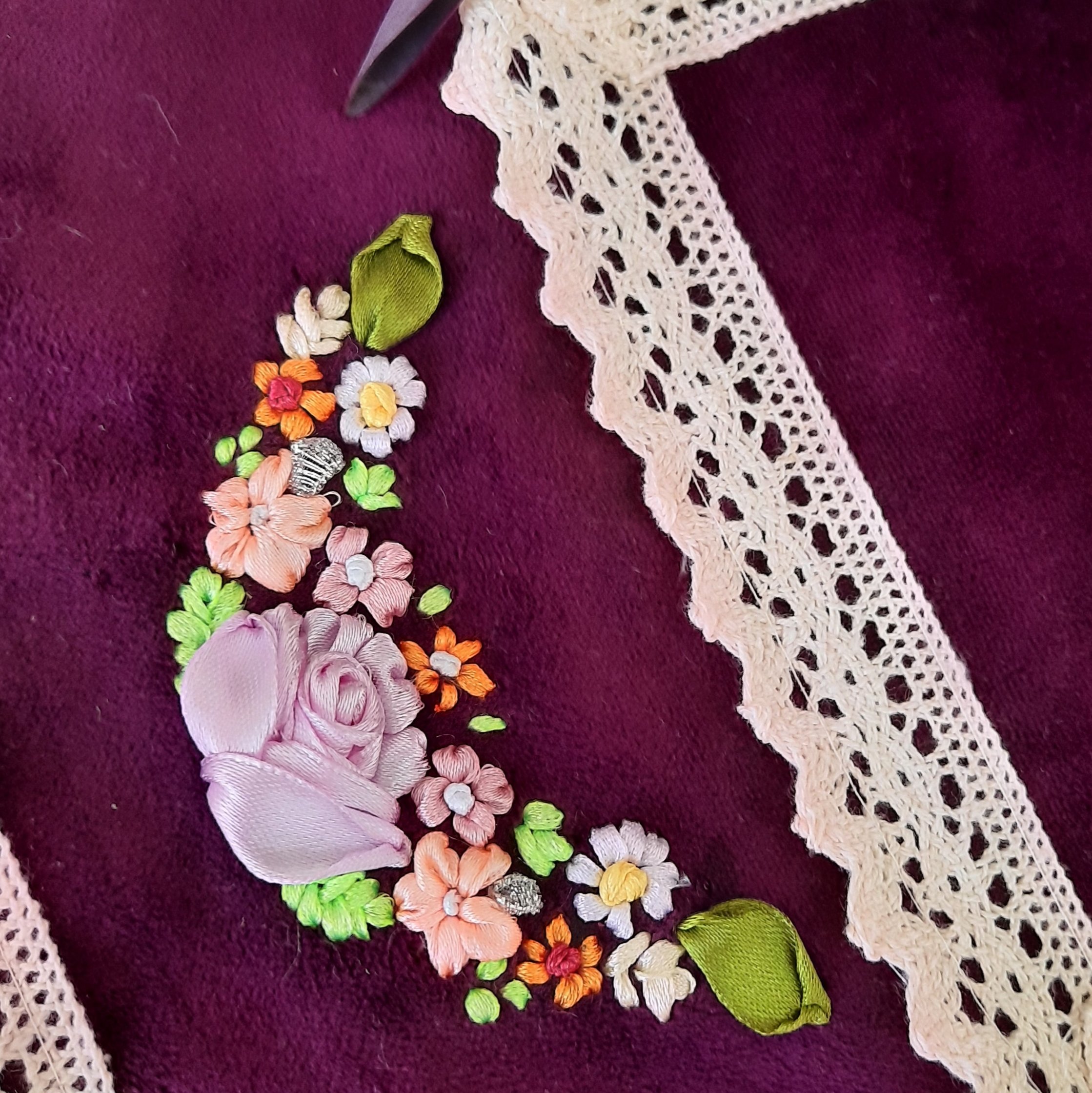 جانماز ربان دوزی کیسه ای مخمل بادمجونی