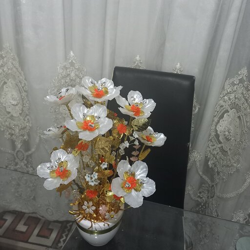 گل کریستالی  با گلدان سرامیکی  با گلهای زیبای شقایق سفید